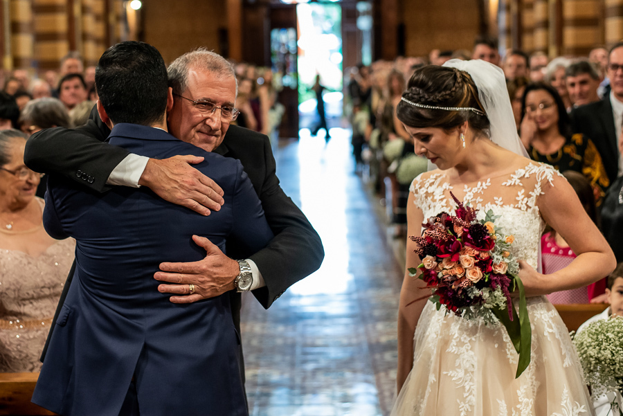 Noiva no carro carro de noiva  noivas 2019 noivas 2020 casamento recanto gabi fotografo de casamento campinas fotografo brasilerio na itália fotografo de casamento na itália brinde com as madrinhas maquiagem de noiva vestido de noiva casamento na catedral