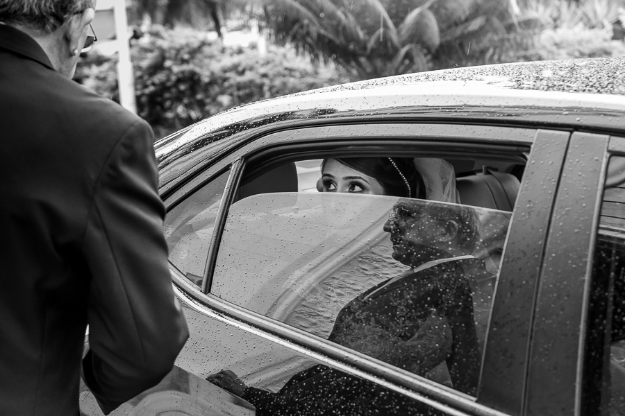 Noiva no carro carro de noiva  noivas 2019 noivas 2020 casamento recanto gabi fotografo de casamento campinas fotografo brasilerio na itália fotografo de casamento na itália brinde com as madrinhas maquiagem de noiva vestido de noiva 