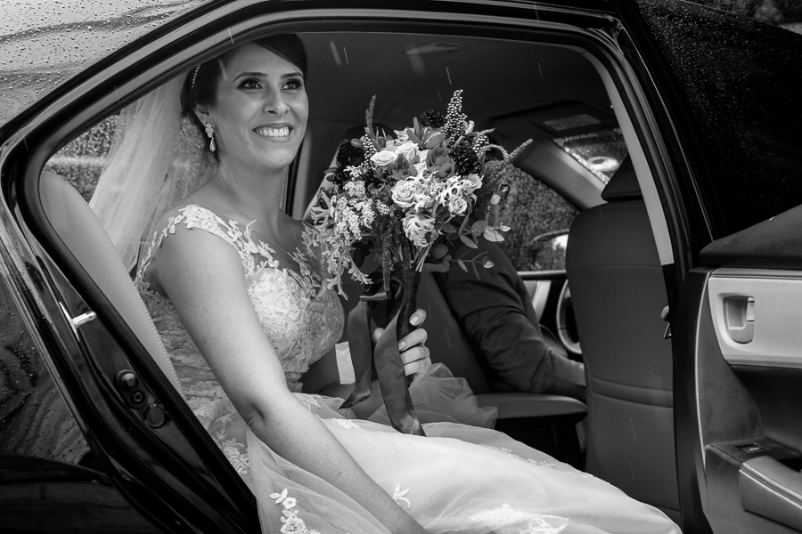 Noiva no carro carro de noiva  noivas 2019 noivas 2020 casamento recanto gabi fotografo de casamento campinas fotografo brasilerio na itália fotografo de casamento na itália brinde com as madrinhas maquiagem de noiva vestido de noiva 