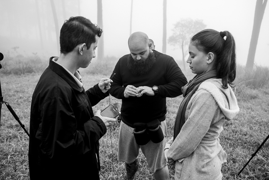 ensaio na montanha ensaio de casais na montanha ensaio pre wedding na montanha ensaio pre wedding no pico olho d'água fotos criativas ensiao de casais fotografo de ensaios na itália elopement wedding casamento á dois  viking produtora filme de casamento