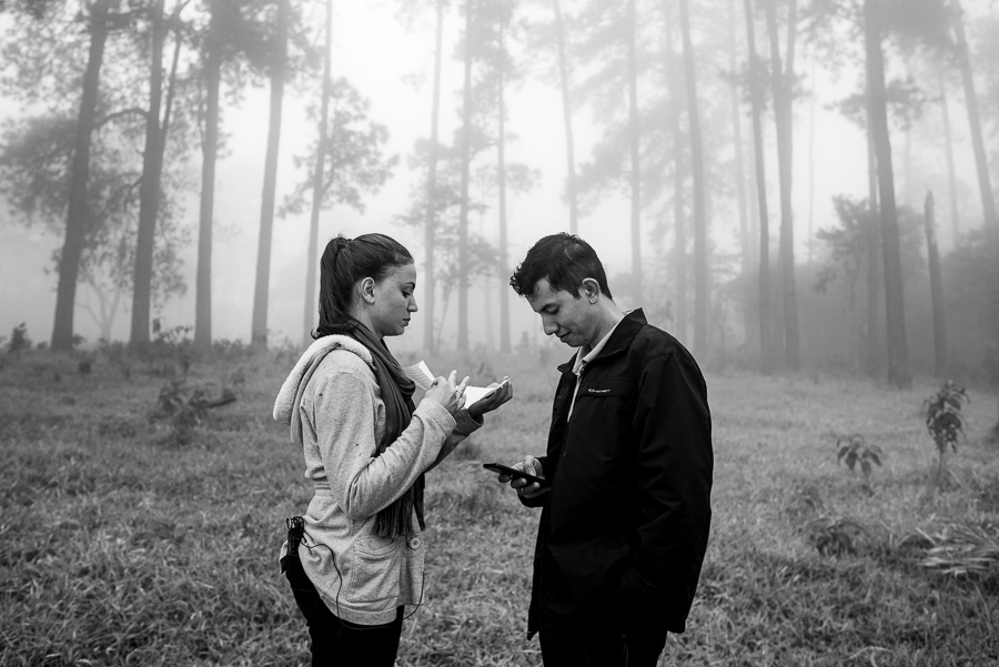 ensaio na montanha ensaio de casais na montanha ensaio pre wedding na montanha ensaio pre wedding no pico olho d'água fotos criativas ensiao de casais fotografo de ensaios na itália elopement wedding casamento á dois  viking produtora filme de casamento