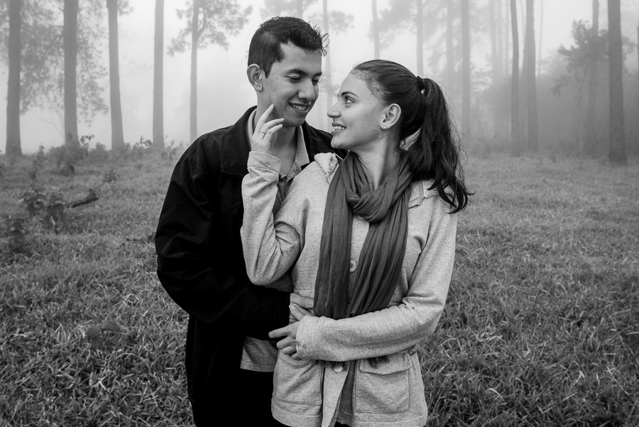 ensaio na montanha ensaio de casais na montanha ensaio pre wedding na montanha ensaio pre wedding no pico olho d'água fotos criativas ensiao de casais fotografo de ensaios na itália elopement wedding casamento á dois  viking produtora filme de casamento