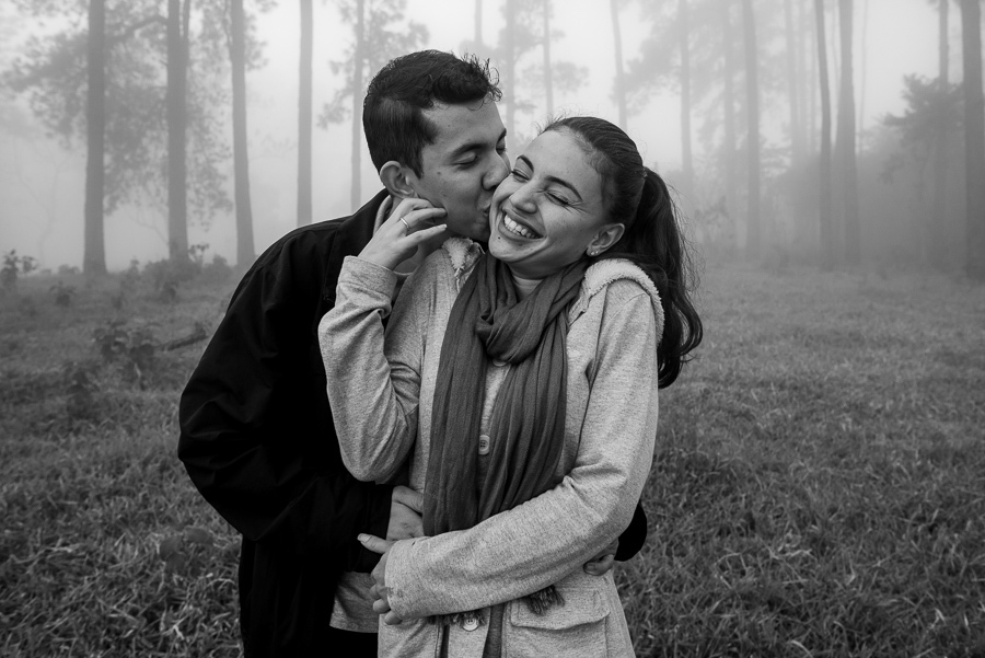 ensaio na montanha ensaio de casais na montanha ensaio pre wedding na montanha ensaio pre wedding no pico olho d'água fotos criativas ensiao de casais fotografo de ensaios na itália elopement wedding casamento á dois  viking produtora filme de casamento