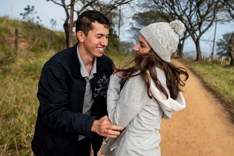 ensaio na montanha ensaio de casais na montanha ensaio pre wedding na montanha ensaio pre wedding no pico olho d'água fotos criativas ensiao de casais fotografo de ensaios na itália elopement wedding casamento á dois  viking produtora filme de casamento