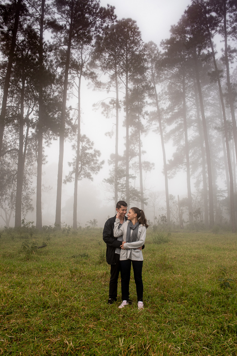 ensaio na montanha ensaio de casais na montanha ensaio pre wedding na montanha ensaio pre wedding no pico olho d'água fotos criativas ensiao de casais fotografo de ensaios na itália elopement wedding casamento á dois  viking produtora filme de casamento