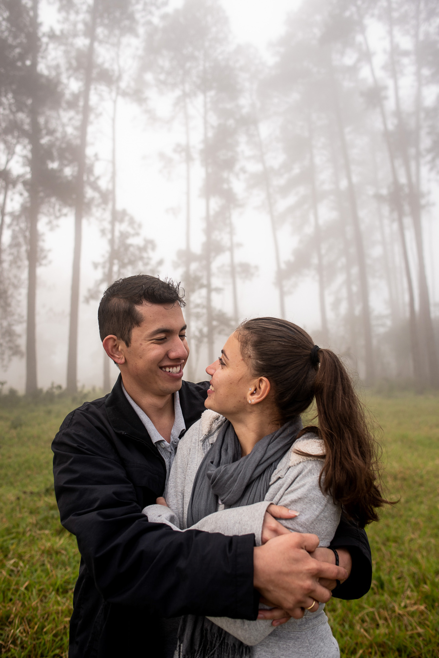 ensaio na montanha ensaio de casais na montanha ensaio pre wedding na montanha ensaio pre wedding no pico olho d'água fotos criativas ensiao de casais fotografo de ensaios na itália elopement wedding casamento á dois  viking produtora filme de casamento