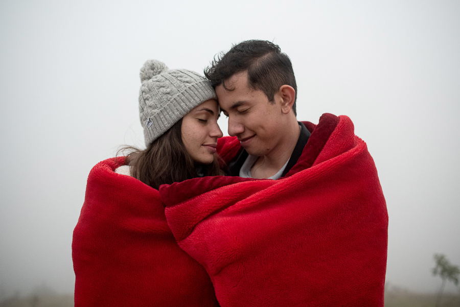 ensaio na montanha ensaio de casais na montanha ensaio pre wedding na montanha ensaio pre wedding no pico olho d'água fotos criativas ensiao de casais fotografo de ensaios na itália elopement wedding casamento á dois