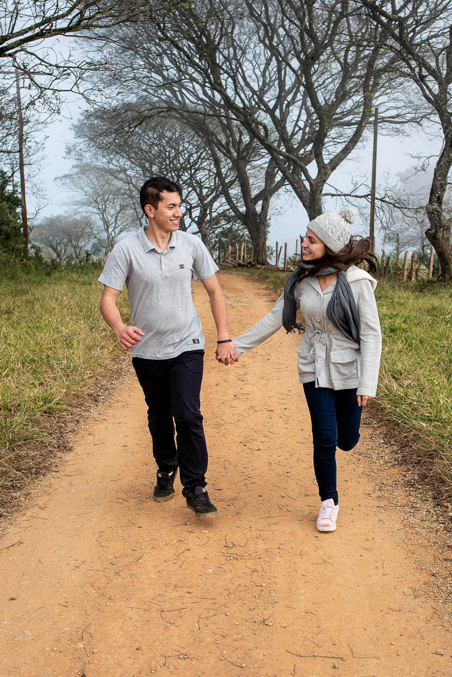 ensaio na montanha ensaio de casais na montanha ensaio pre wedding na montanha ensaio pre wedding no pico olho d'água fotos criativas ensiao de casais fotografo de ensaios na itália elopement wedding casamento á dois  viking produtora filme de casamento