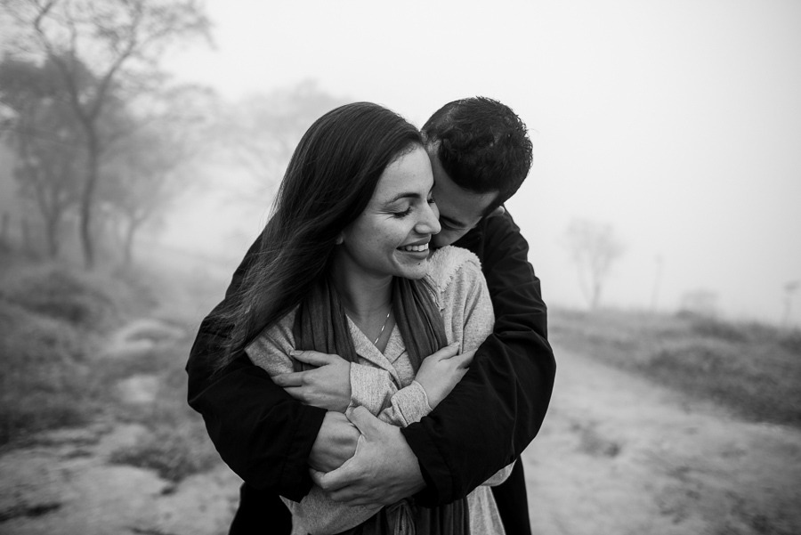 ensaio na montanha ensaio de casais na montanha ensaio pre wedding na montanha ensaio pre wedding no pico olho d'água fotos criativas ensiao de casais fotografo de ensaios na itália elopement wedding casamento á dois
