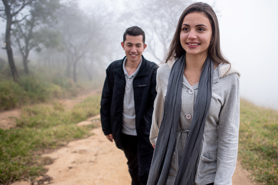 ensaio na montanha ensaio de casais na montanha ensaio pre wedding na montanha ensaio pre wedding no pico olho d'água fotos criativas ensiao de casais fotografo de ensaios na itália elopement wedding casamento á dois