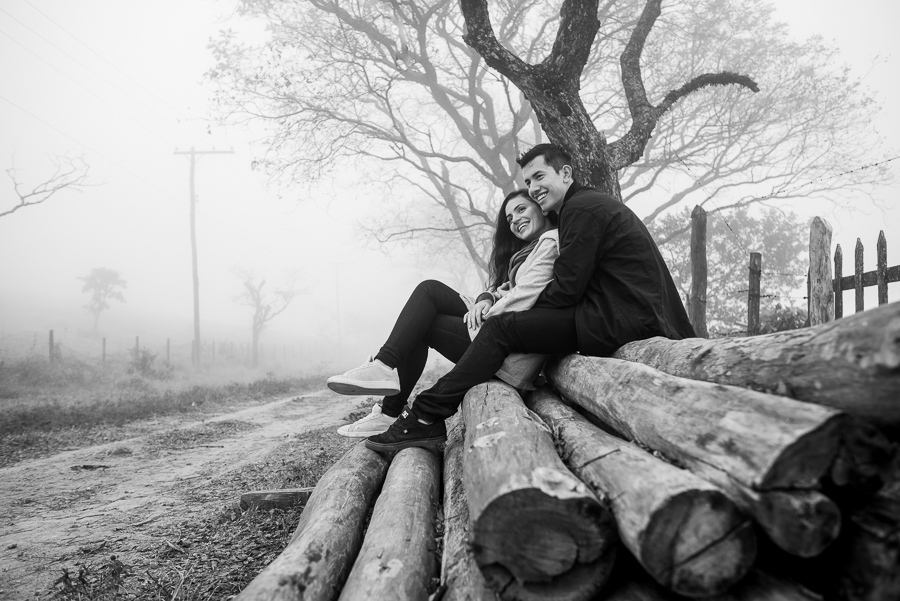 ensaio na montanha ensaio de casais na montanha ensaio pre wedding na montanha ensaio pre wedding no pico olho d'água fotos criativas ensiao de casais fotografo de ensaios na itália elopement wedding casamento á dois