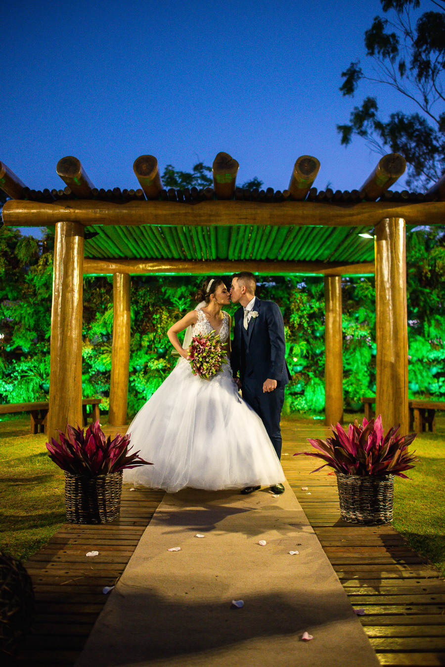 Casamento no campo casamento ao ar livre na chacara paraíso maquiagem de noiva vestido de noiva maquiadora larissa cadu decorador buque de noiva traje de noivo terno de noivo azul emoções fotos espontaneas vestido de noiva cerimonia das areias