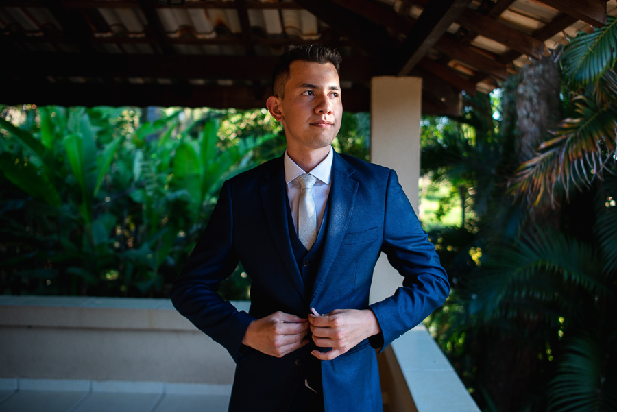 Casamento no campo casamento ao ar livre na chacara paraíso maquiagem de noiva vestido de noiva maquiadora larissa cadu decorador buque de noiva traje de noivo terno de noivo azul