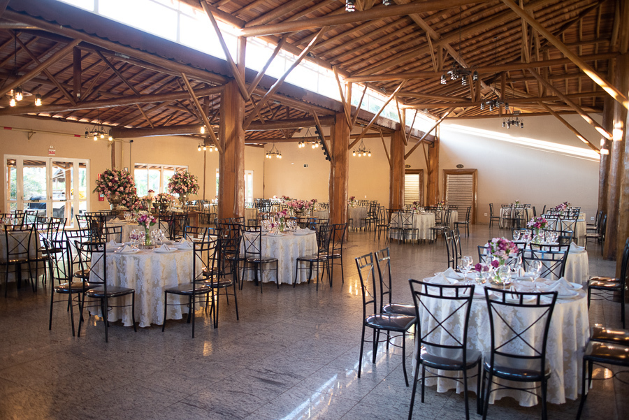 Casamento no campo casamento ao ar livre na chacara paraíso maquiagem de noiva vestido de noiva maquiadora larissa cadu decorador buque de noiva traje de noivo terno de noivo azul emoções fotos espontaneas vestido de noiva retrato de noivos