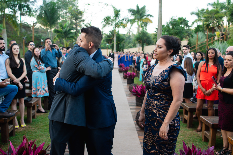 Casamento no campo casamento ao ar livre na chacara paraíso maquiagem de noiva vestido de noiva maquiadora larissa cadu decorador buque de noiva traje de noivo terno de noivo azul