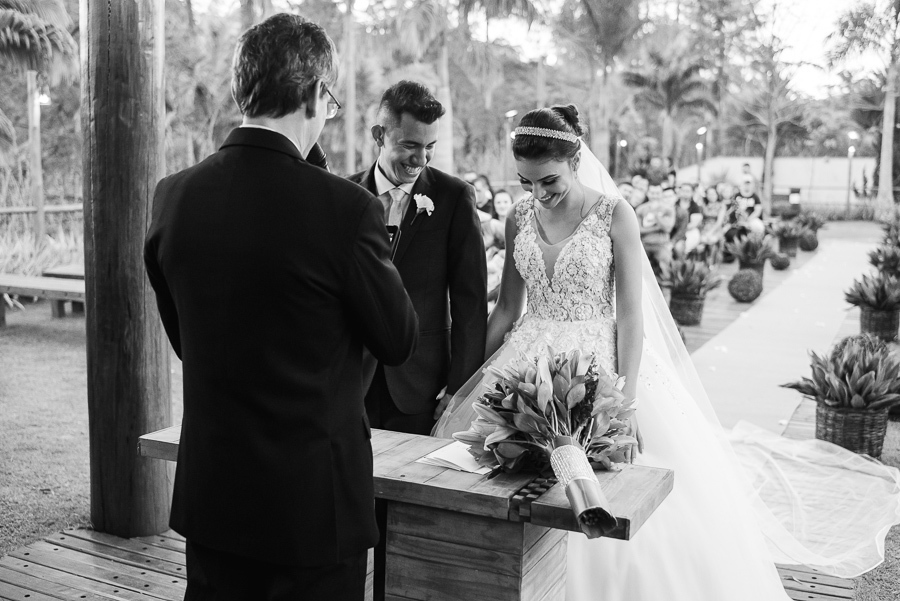 Casamento no campo casamento ao ar livre na chacara paraíso maquiagem de noiva vestido de noiva maquiadora larissa cadu decorador buque de noiva traje de noivo terno de noivo azul emoções fotos espontaneas vestido de noiva