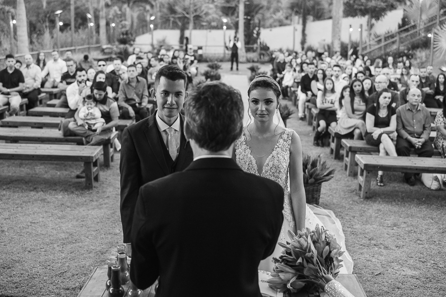 Casamento no campo casamento ao ar livre na chacara paraíso maquiagem de noiva vestido de noiva maquiadora larissa cadu decorador buque de noiva traje de noivo terno de noivo azul emoções fotos espontaneas vestido de noiva
