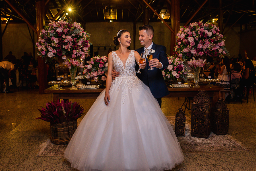 Casamento no campo casamento ao ar livre na chacara paraíso maquiagem de noiva vestido de noiva maquiadora larissa cadu decorador buque de noiva traje de noivo terno de noivo azul emoções fotos espontaneas vestido de noiva retrato de noivos