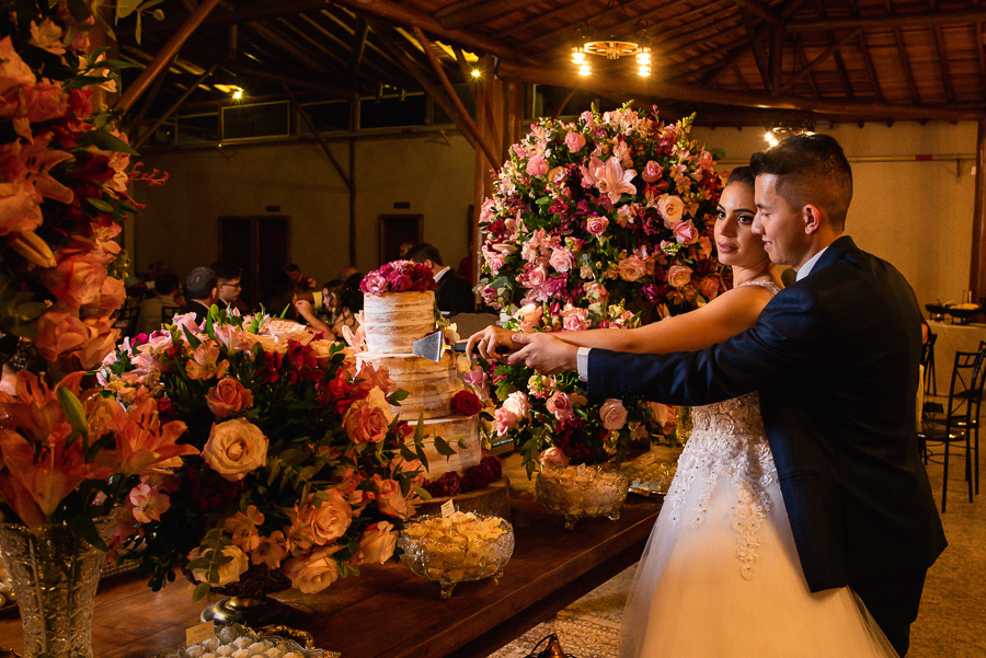 Casamento no campo casamento ao ar livre na chacara paraíso maquiagem de noiva vestido de noiva maquiadora larissa cadu decorador buque de noiva traje de noivo terno de noivo azul emoções fotos espontaneas vestido de noiva retrato de noivos