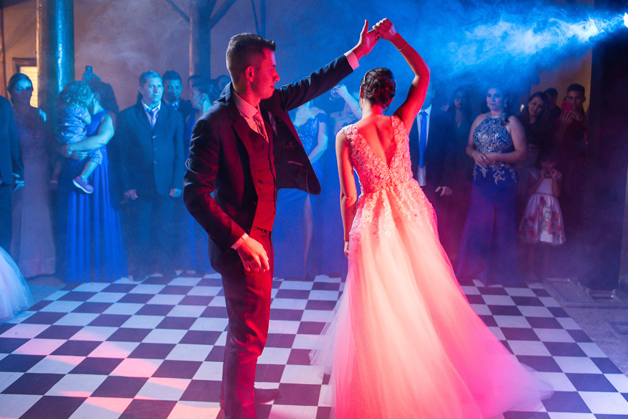 Casamento no campo casamento ao ar livre na chacara paraíso maquiagem de noiva vestido de noiva maquiadora larissa cadu decorador buque de noiva traje de noivo terno de noivo azul emoções fotos espontaneas vestido de noiva retrato de noivos