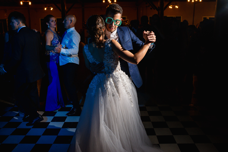 Casamento no campo casamento ao ar livre na chacara paraíso maquiagem de noiva vestido de noiva maquiadora larissa cadu decorador buque de noiva traje de noivo terno de noivo azul emoções fotos espontaneas vestido de noiva retrato de noivos