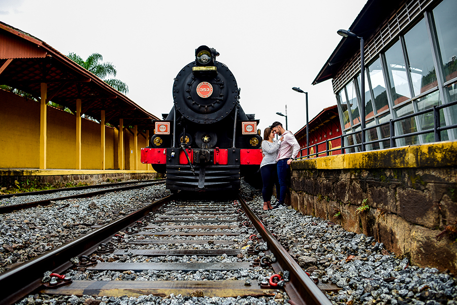 foto ensaio namorados sobre trilhos estação guararema  fotografo de casamento fotografo de ensaio fotografia de ensaio fotografo