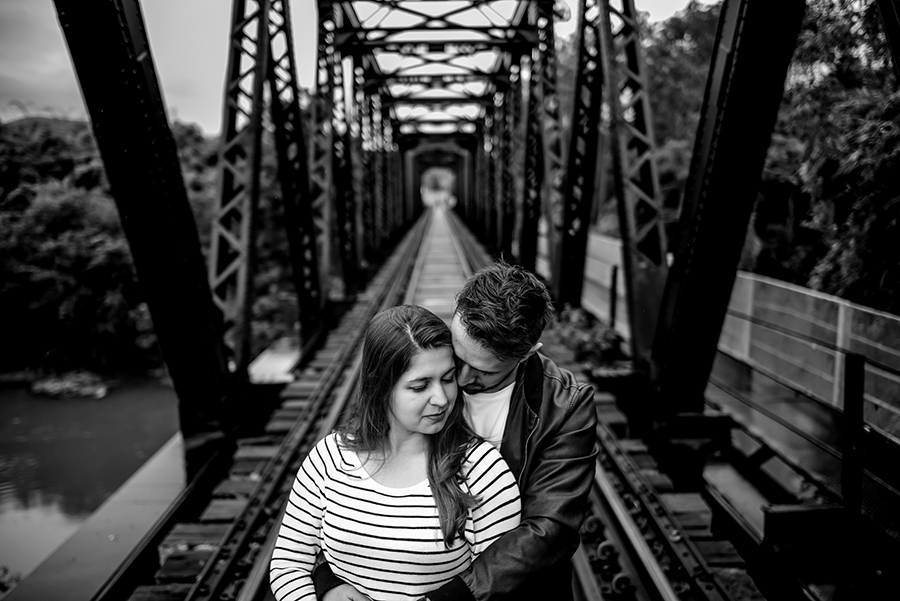 ensaio de namorados na estação de trem ensaio em guararema ensaio pre casamento ensaio de casais na chuva fotografo criativo fotografia criativa