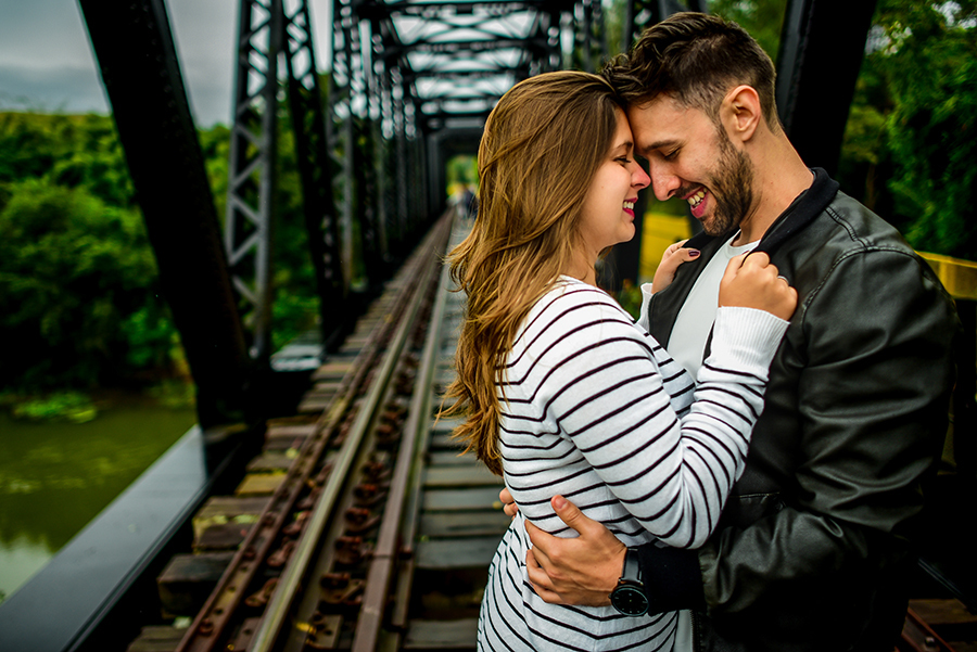 foto ensaio namorados sobre trilhos estação guararema  fotografo de casamento fotografo de ensaio fotografia de ensaio fotografo