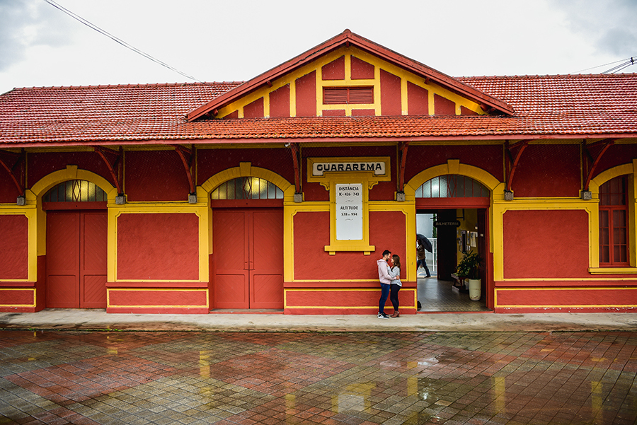 ensaio de namorados na estação de trem ensaio em guararema ensaio pre casamento ensaio de casais na chuva