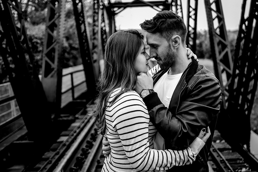 foto ensaio casal chuva estação trem guararema  fotografo de casamento fotografo de ensaio fotografia de ensaio fotografo