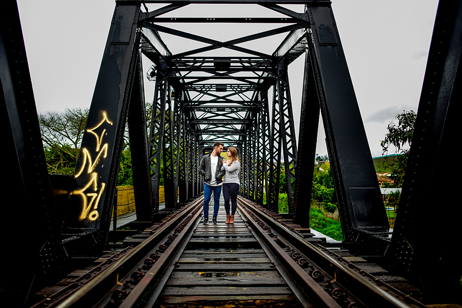 foto ensaio casal chuva estação trem guararema  fotografo de casamento fotografo de ensaio fotografia de ensaio fotografo casal na ponte