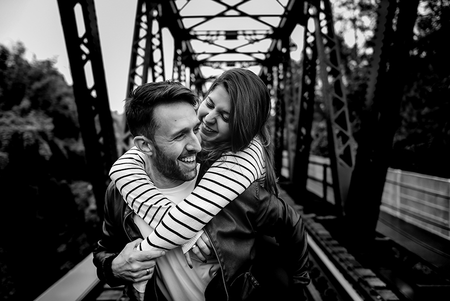 ensaio casamento estação trem guararema foto preta e branco fotografia espontania fotografia ponte sobre trilhos
