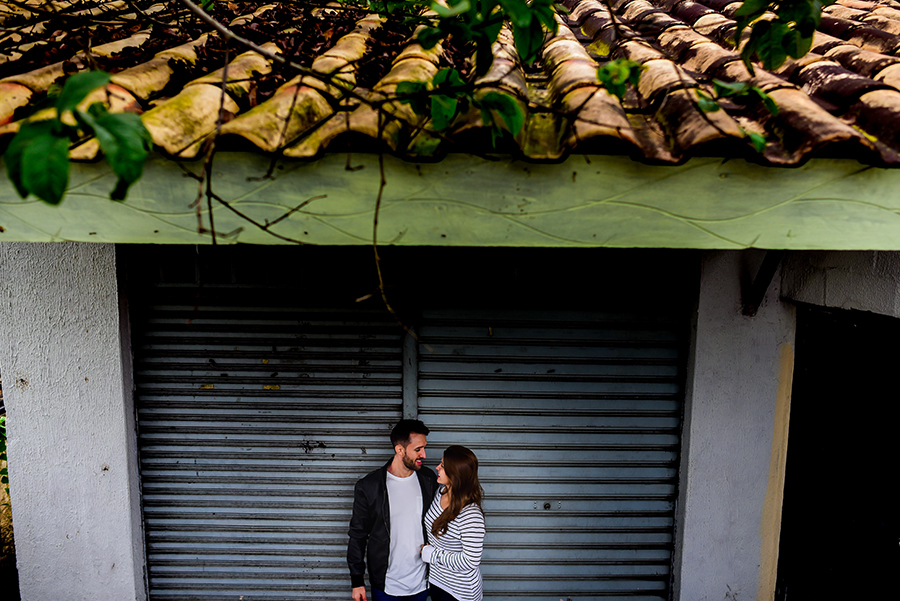 ensaio casal urbano com chuva foto pre casamento