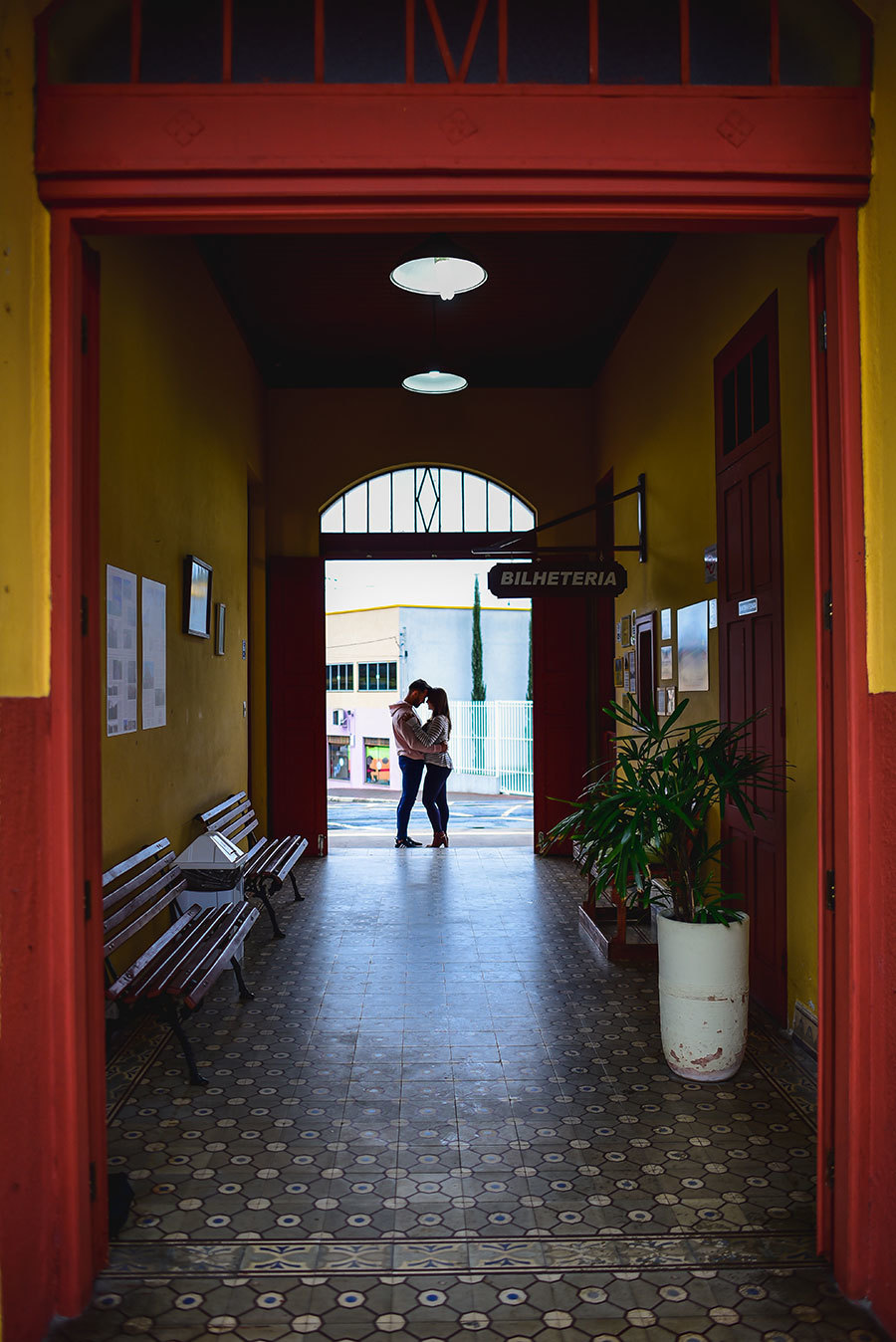 ensaio casais na estação de trem fotografo de casamento em guararema fotografo de ensaios