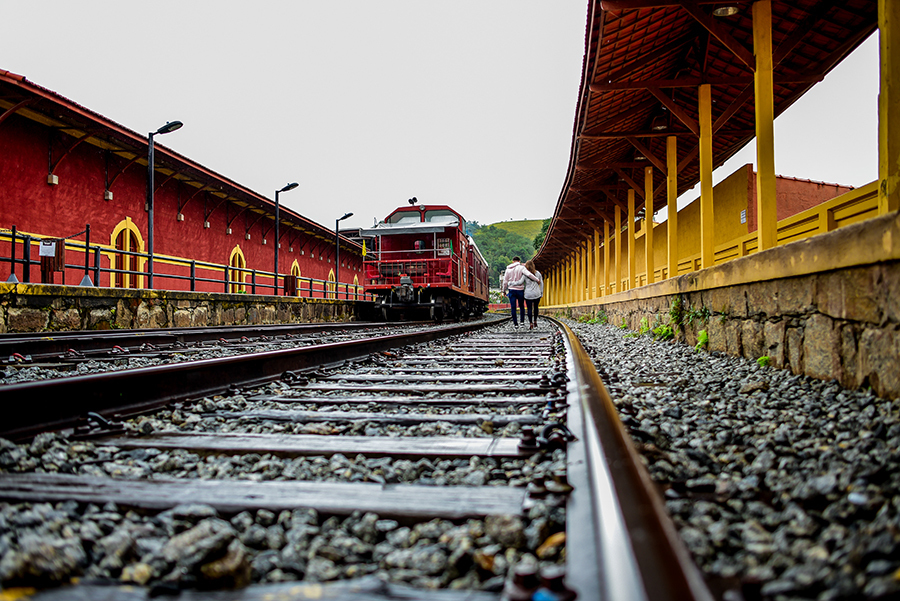 ensaio fotografico  estação trem sobre os trilhos