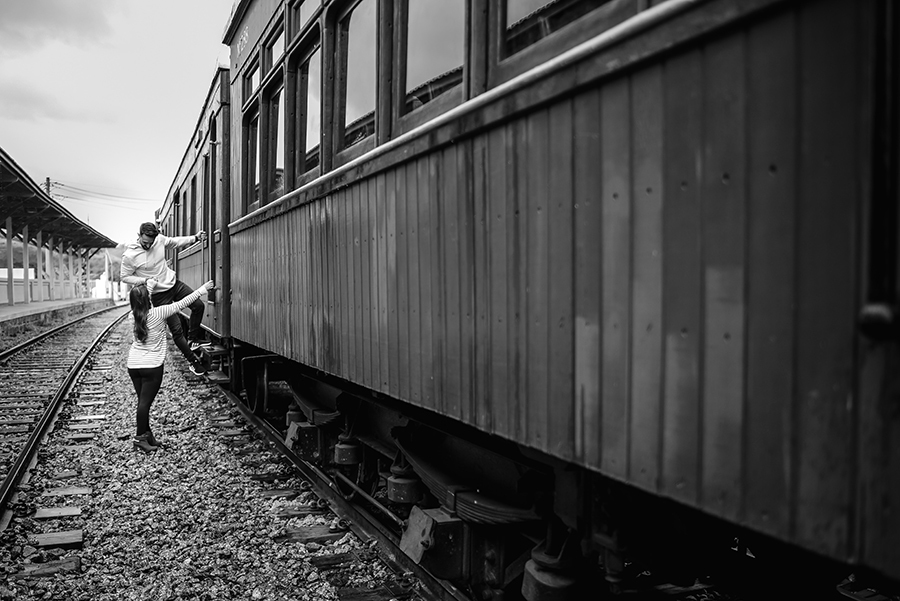 ensaio namorados estação trem foto preta e branco fotografo de casamento fotografo de ensaio fotografia de ensaio fotografo