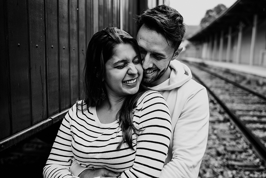foto ensaio namorados estação guarerama foto preta e branco  fotografo de casamento fotografo de ensaio fotografia de ensaio fotografo