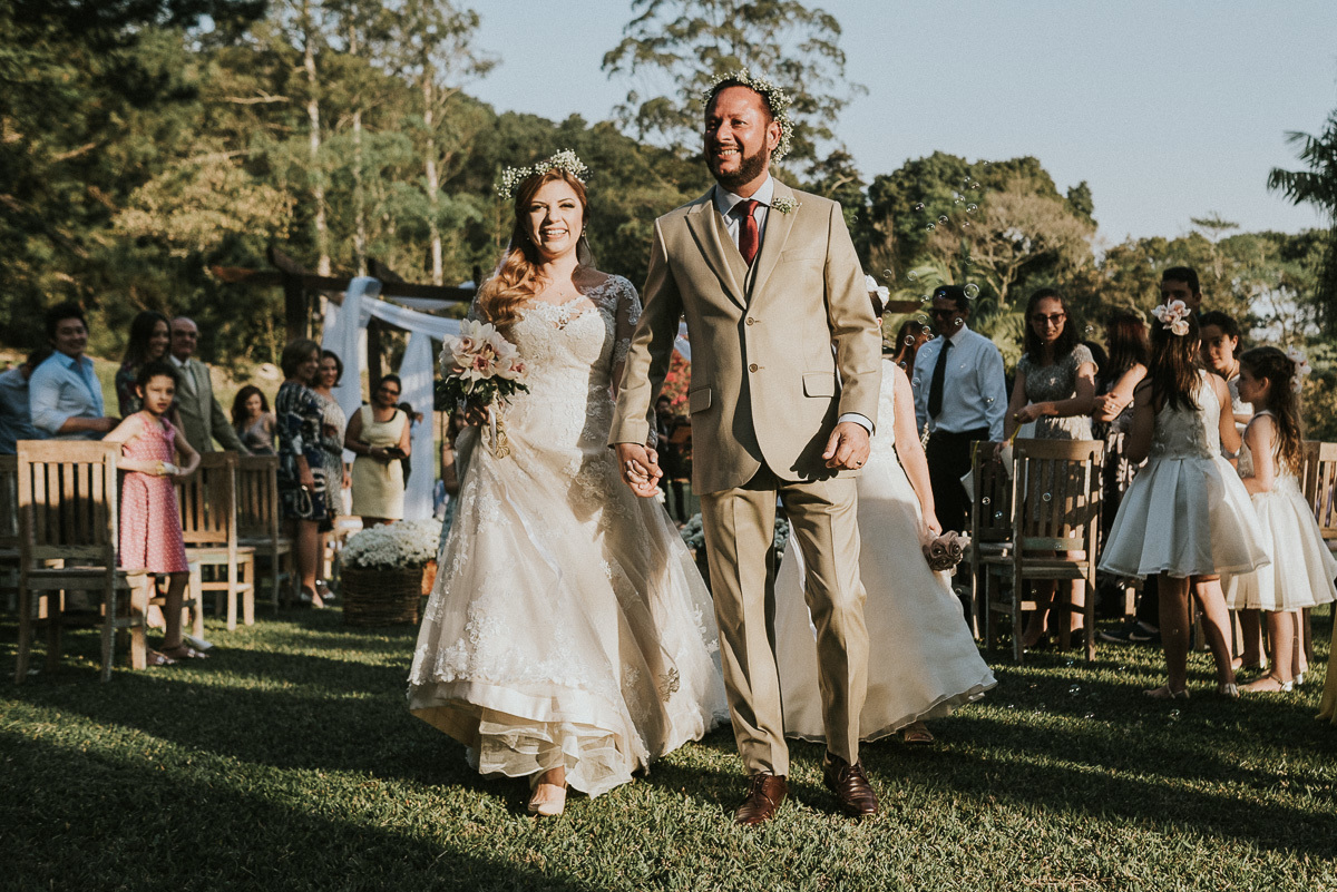 noivos saindo do casamento 