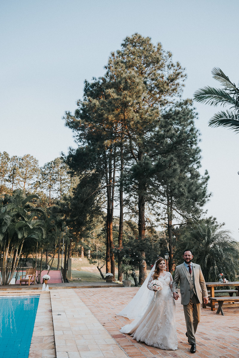 casal andando sitio 