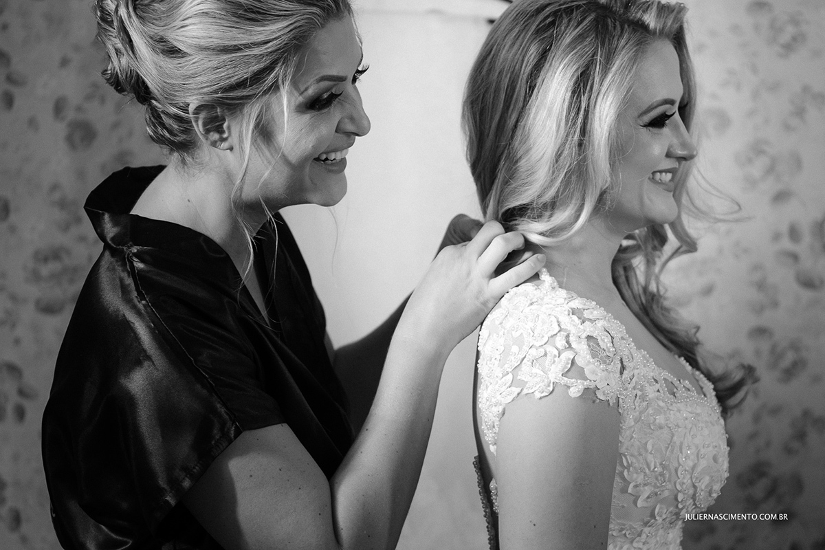 Irmã colocando vestido de noiva no dia de seu making of no salão revolution by Samy makeup em vitória -es.