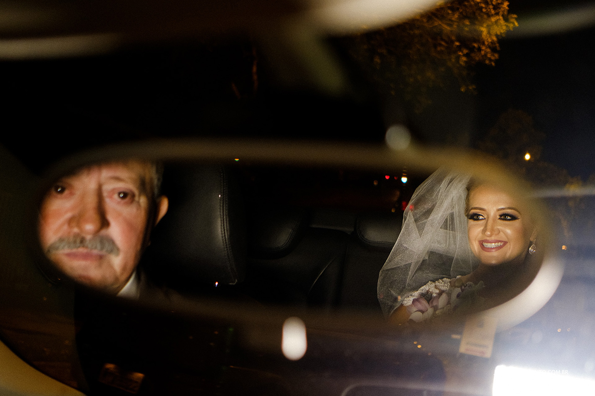 Foto da noiva e seu pai no retrovisor do carro
