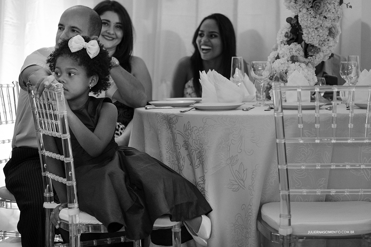 foto preto e branco de criança em festa de casamento em vitória es.