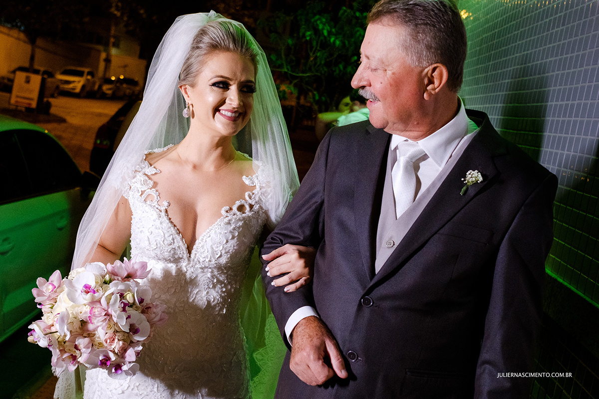 fotografia de noiva e pai antes de entrar no casamento no cerimonial Vilani em Vitória-ES.