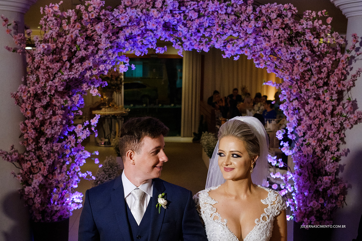 troca de olhares dos noivos durante a cerimônia de casamento clássico a noite.