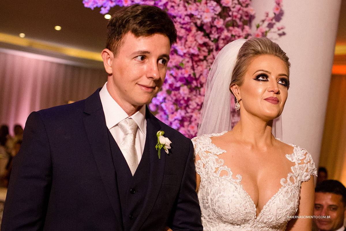 Noiva se emociona durante a cerimônia de casamento clássico a noite.