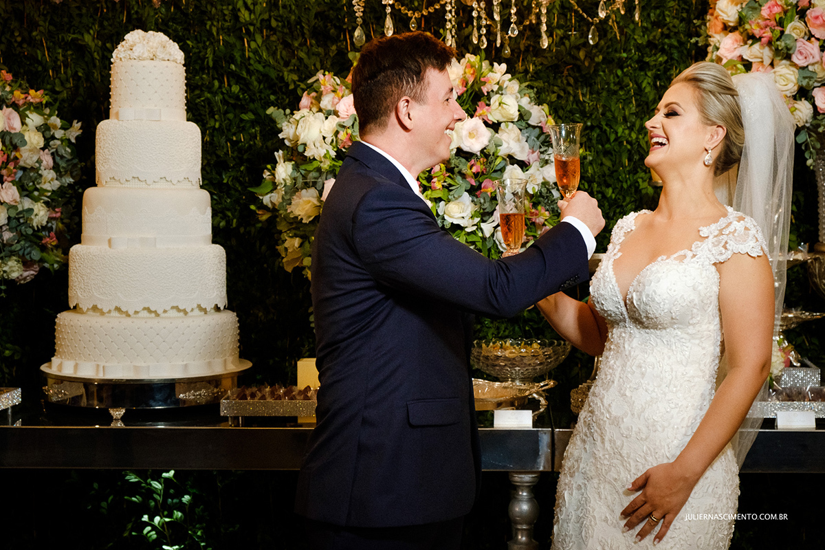 brinde dos noivos felizes no bolo de casamento de  Nalva Pozzatto