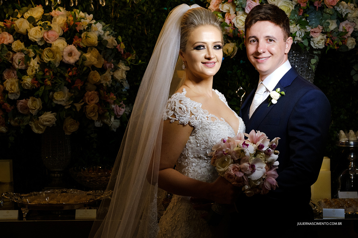 foto clássica de noivos , com noiva segurando o bouquet 