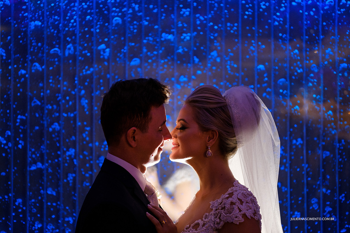 retrato de noivos em casamento a noite