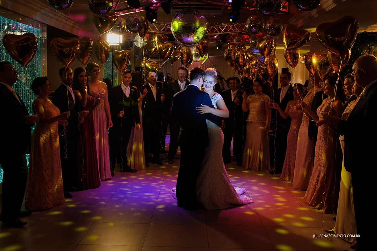 primeira dança dos noivos com padrinhos de casamento olhando na pista de dança do cerimonial Vilani, em Vitória-ES