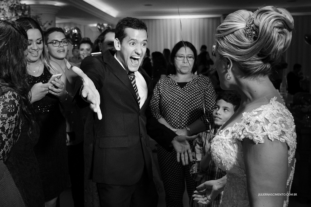 Padrinho de casamento ao fazer o cumprimento a noiva